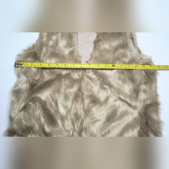 Joie Super Soft Faux Fur V Neckline Festival Boho Neutral Tan Clasped Vest XS - Picture 6 of 10